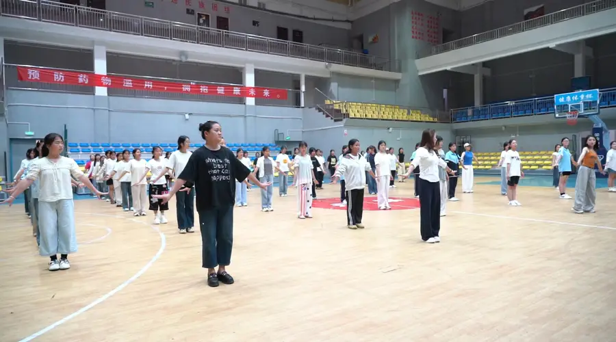 贵州省黔东南州成立70周年庆祝大会临近 丹寨表演团队加紧排练