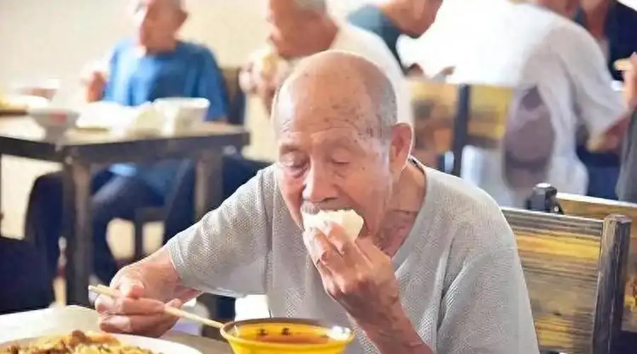 “入伏不忌嘴，郎中跑断腿”，切记：两样要吃两样不吃，应季而食
