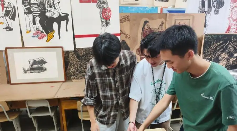 台青走进新疆高校体验非遗木刻版画创作