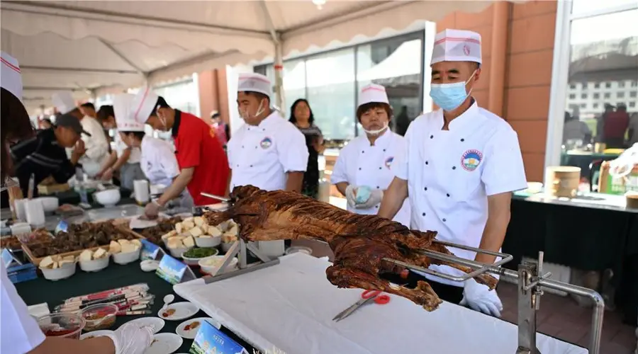 太夯了！会上刚讨论完内蒙古牛羊肉，走出会场就吃到了