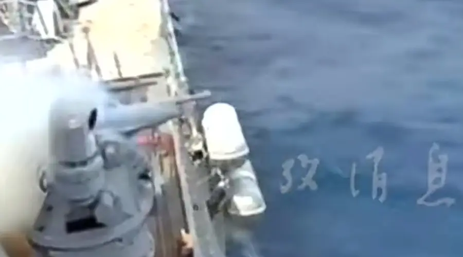美海军战舰开火时突发事故:舰炮刚打一发就炸膛,炮管坠海