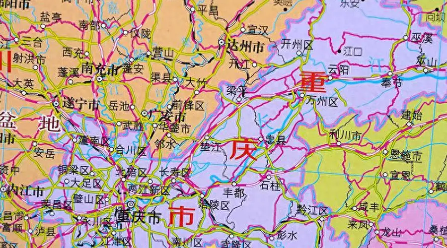 彭水县在重庆东南,地处武陵山区乌江畔,县城宜居慢生活好去处