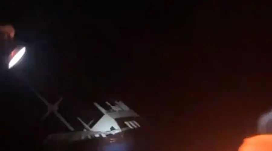 中国游客印尼沉船遇险 救生筏里惊魂一夜获救 游轮公司拒赔偿