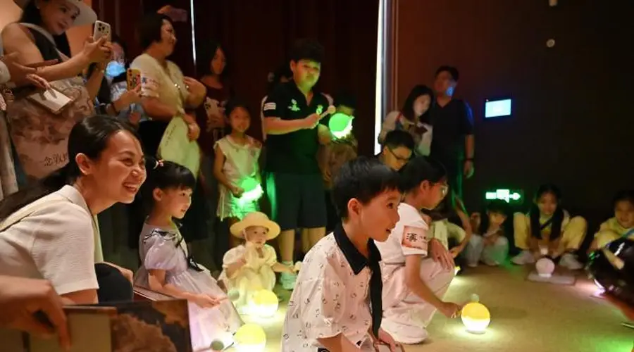 广州艺术博物院限定夜场“敦煌奇妙夜”吸引游客打卡