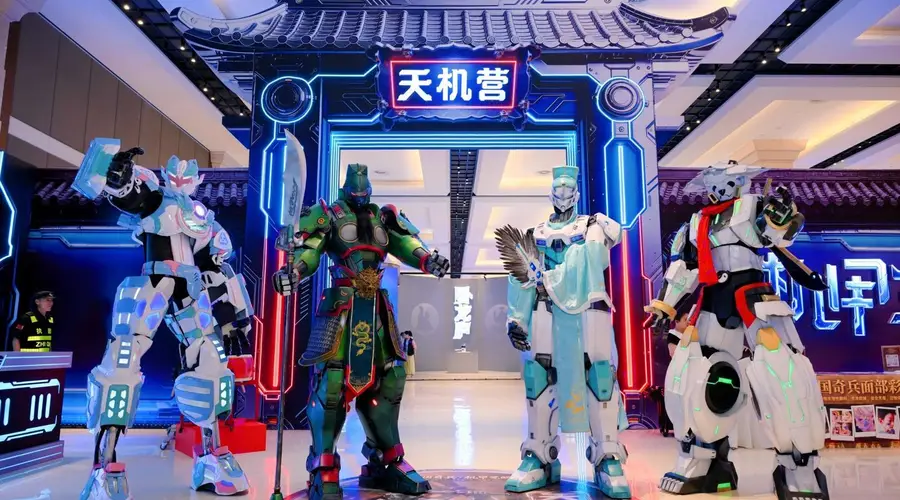 全国首个三国机器人亲子冒险营“三国奇兵·机甲觉醒”今日开营 现场人气火爆国风拉满