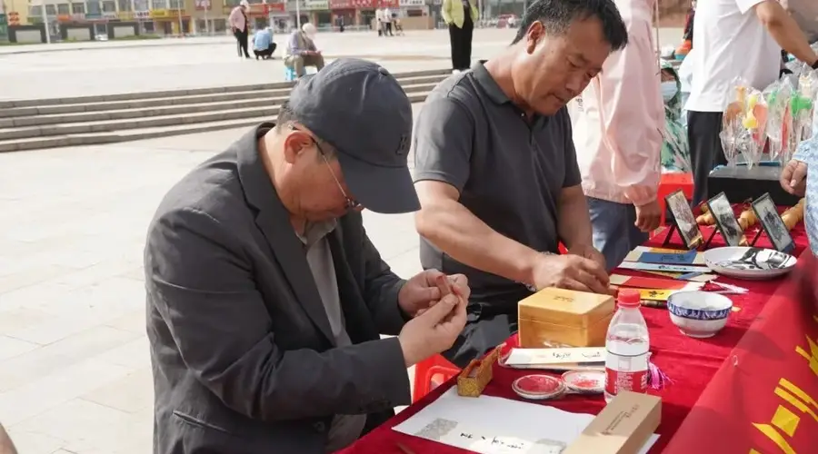 乌海海南区非遗工坊与市集联动 指尖技艺变身变现新路径