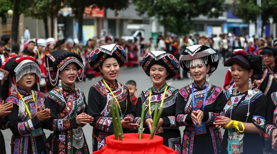 贵州毕节火把狂欢季启幕 避暑经济持续升温