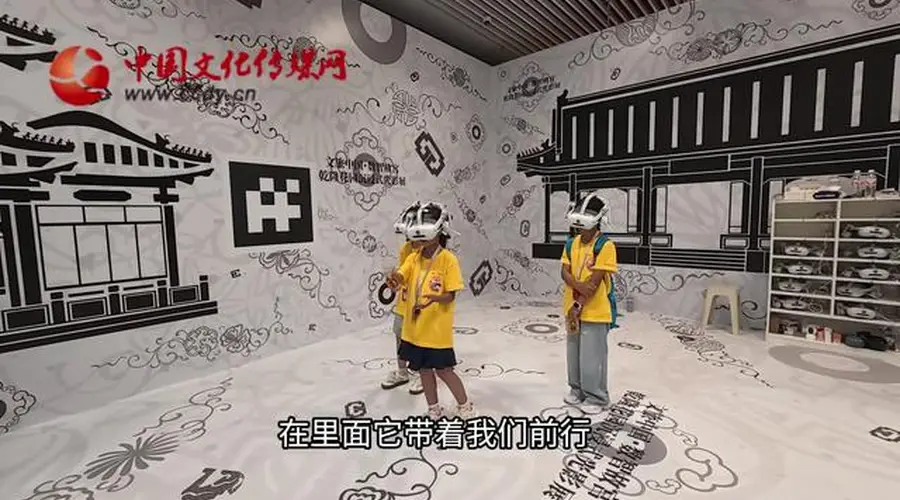 “故宫小书包”研学游探访故宫乾隆花园沉浸式光影展