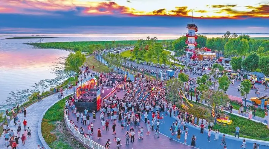 8月1日洪湖滨湖岸边 本土乐队献艺惠民音乐会 点亮夏夜消暑时光