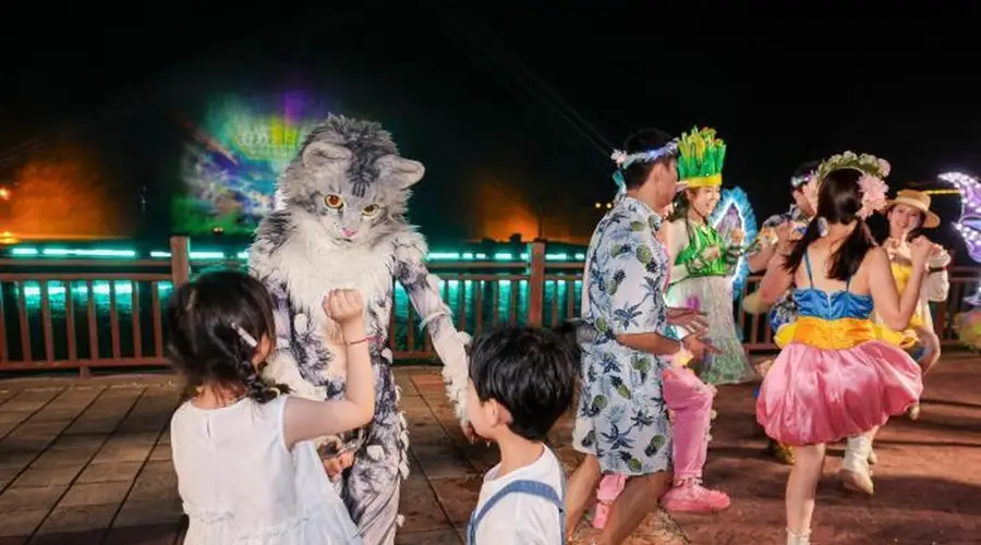 暑期景区抢推夜游 济南动物园野生动物世界试水“白+黑”模式拉动夜间消费