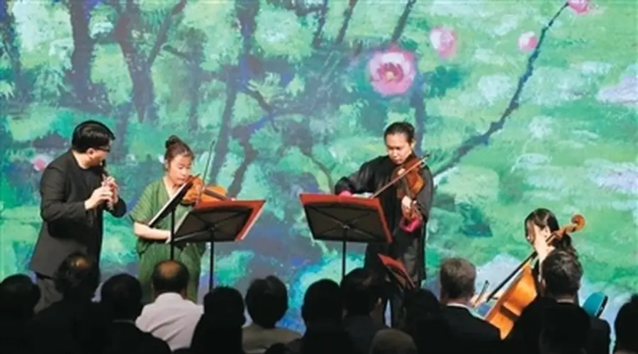 中国美术馆开启夜间美育活动 人形机器人与交响乐团同台献艺