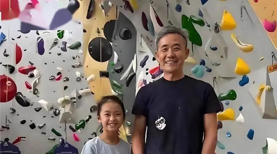 8月4日75岁王石女儿近照曝光,小姑娘笑容灿烂,眼睛弯弯,照片全网疯传,评论区却炸了:他给女儿留的7000万豪宅,或许只是冰山一角