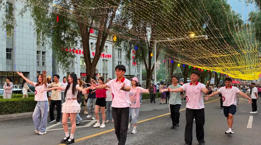 长白县启动“精彩夜吉林”2026消夏演出季 夜市快闪常态化开演引人气