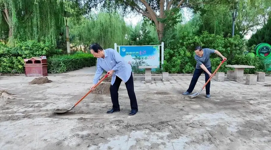 敦煌党河清淤热火朝天 银发志愿者并肩上阵护家园