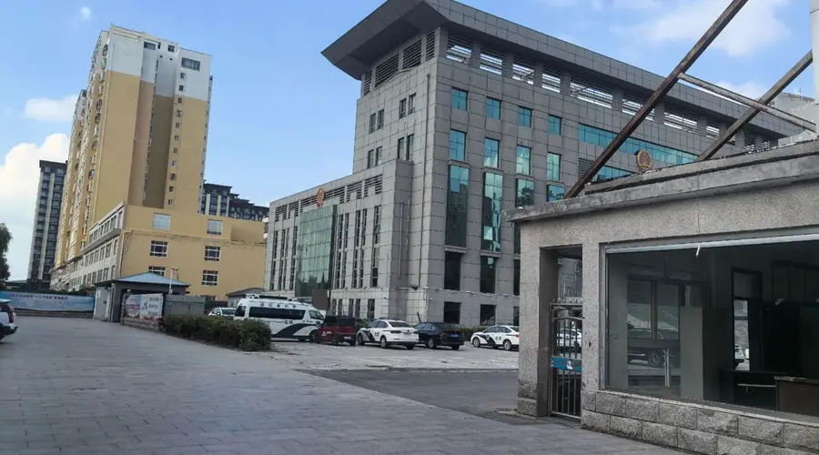 河北邯郸多区县机关单位拆围墙 车位厕所免费开放