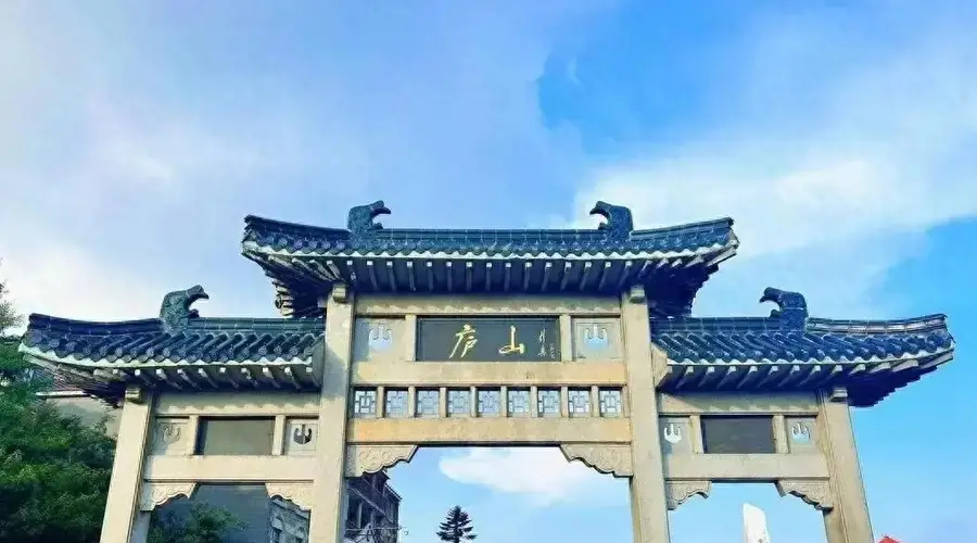 南昌人避暑选梅岭 不去庐山扎堆改游近郊溯溪地