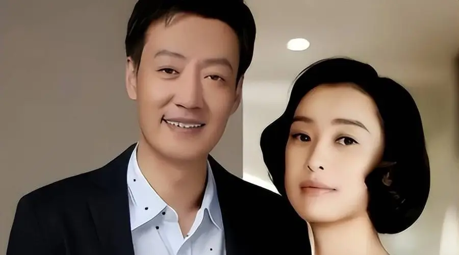 和辛柏青结婚真相大白后，吴越深夜发文痛斥，原来她是有苦难言