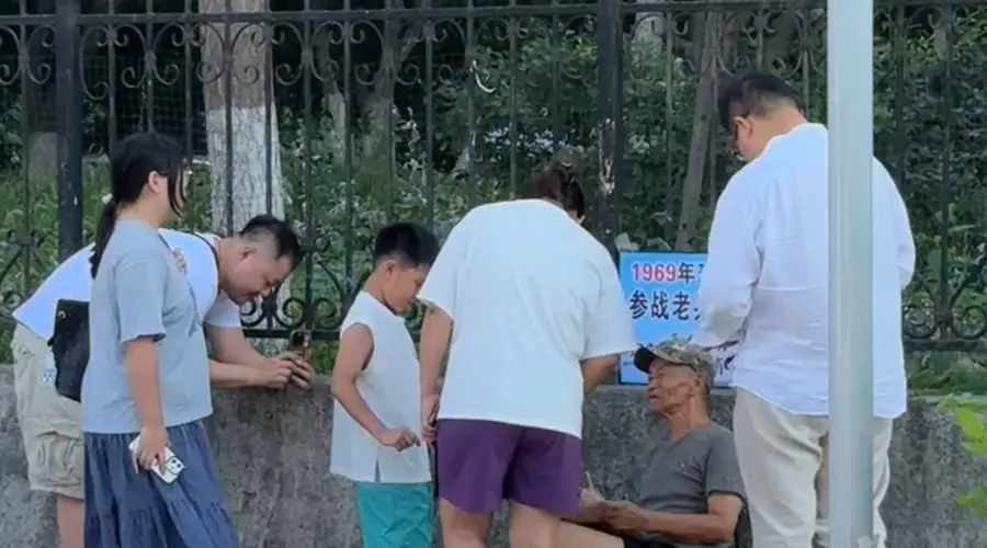 八十岁退伍老兵街头摆摊，年轻人排队等他画……