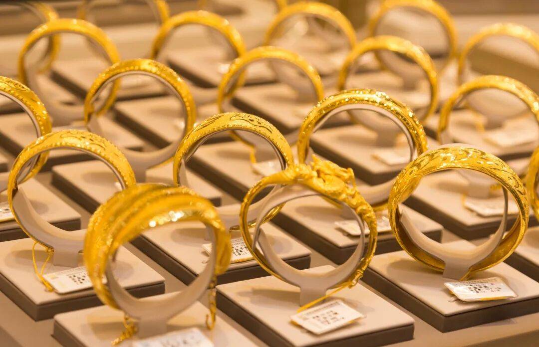 金饰克价半年跌超500元，大妈买“三金”能省2.5万！高盛主管：黄金牛市并未结束