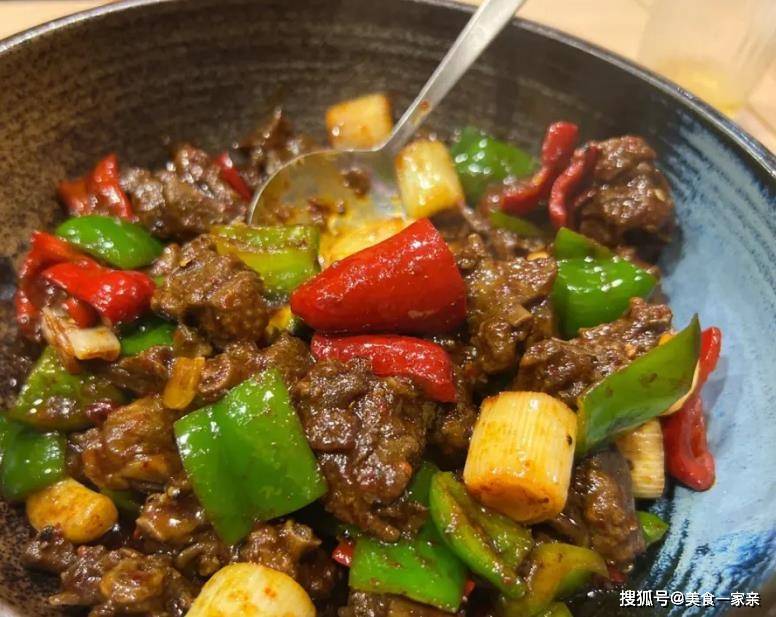 90后小哥卖“巨型”小吃，60元1斤成亮点，顾客：这样吃才过瘾！