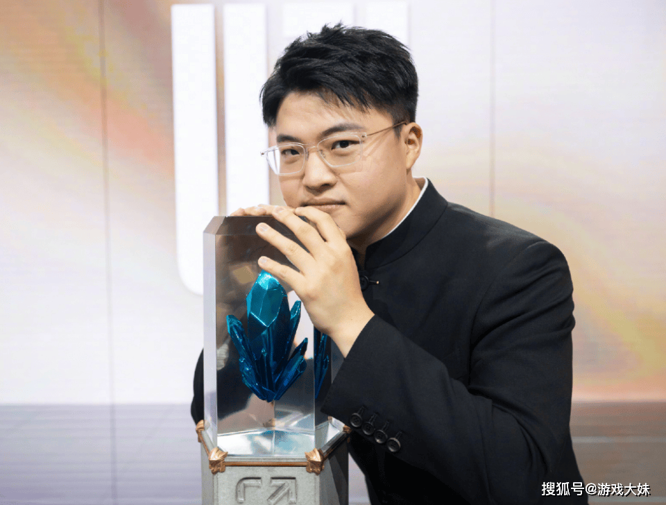 Guma接受采访，直言自己的偶像是uzi，很荣幸从他手里拿过奖杯