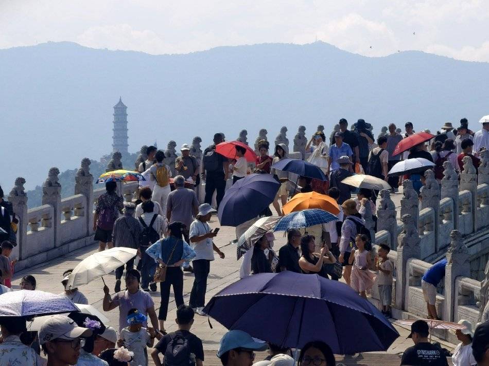 北京颐和园游客如织 迎来暑期旅游热潮
