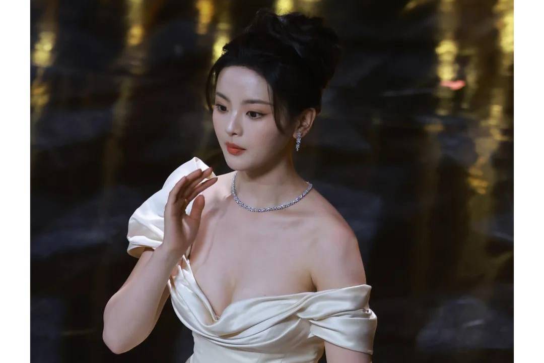 杨超越晒出盛夏甜美写真，将甜度又上升好几度，轻熟又迷人