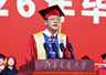 北京交通大学举办毕业典礼，新任校长刘攀送给毕业生两把“钥匙”