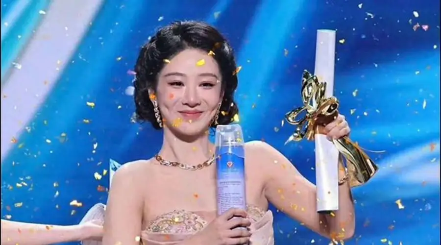 杨紫白玉兰封后，群星祝贺，张一山沉默，22年国民兄妹真闹掰了？