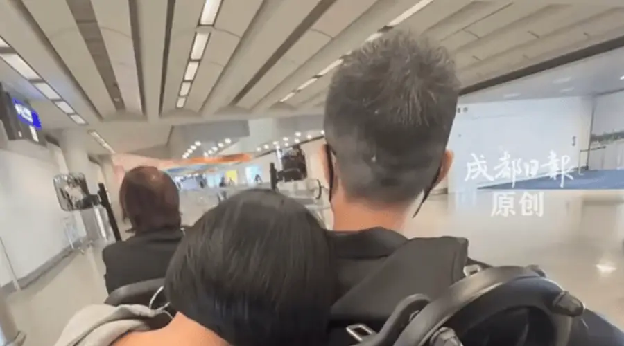 小S晒出与老公女儿外出美照 脖子上的媛字清晰可见