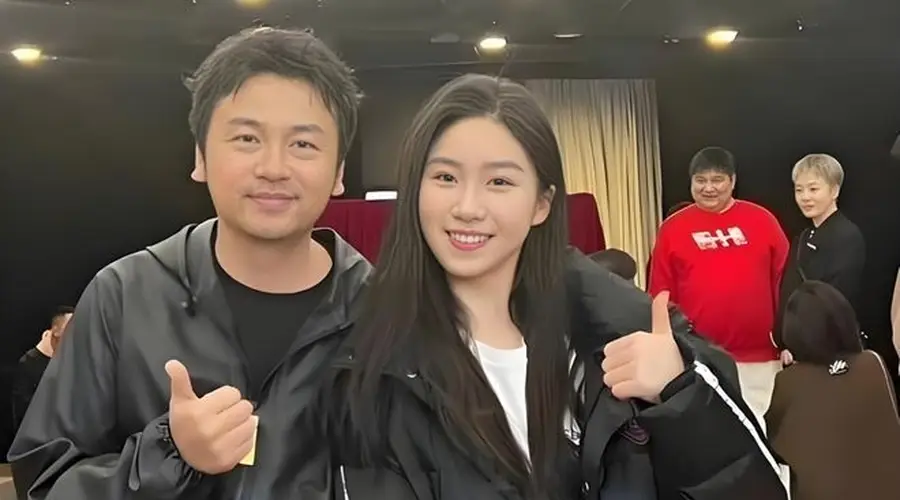 42岁雷佳音近况曝光!娶同学翟煦飞生下一女,婚姻幸福成宠妻狂魔