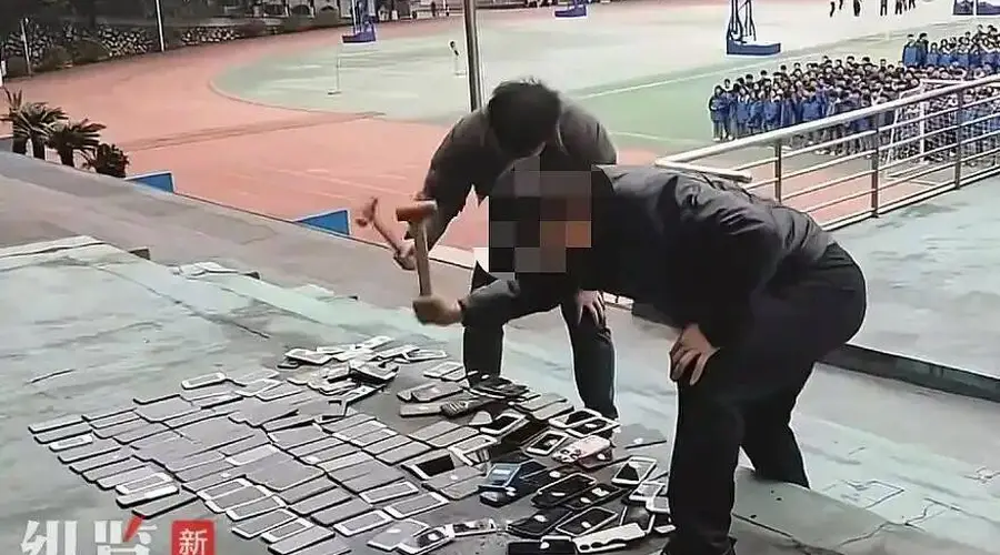 一场精心策划的“表演式执法”!学校将没收来的上百部学生手机当众砸毁