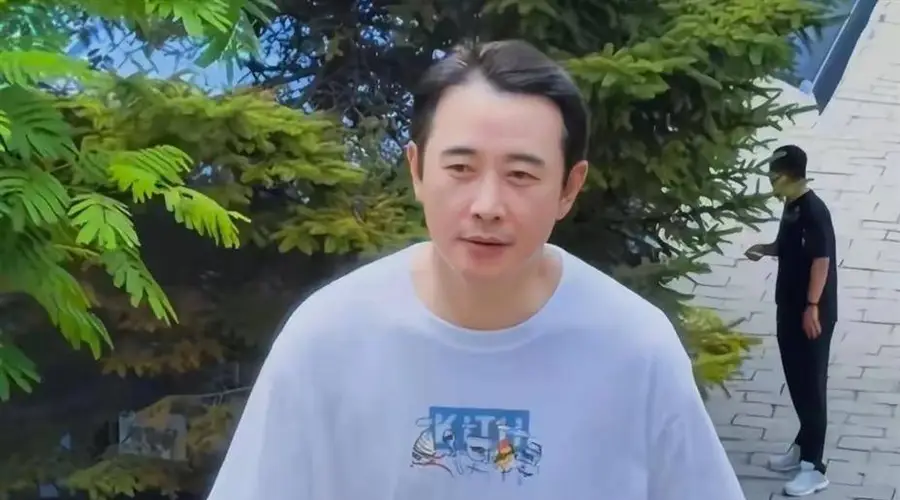 44岁罗晋大孤山被偶遇:发际线后移爬野山,丧父7个月后婚变谣言碎得彻底
