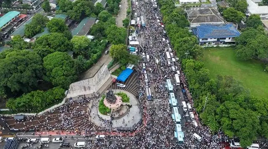遭1.3万人围堵,马科斯拉美国撑腰!解放军轰-6K挂弹锁死黄岩岛