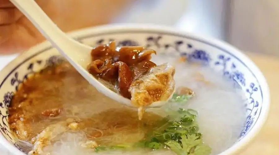 厦门特色小吃面线糊，爽滑清甜，汤鲜味美