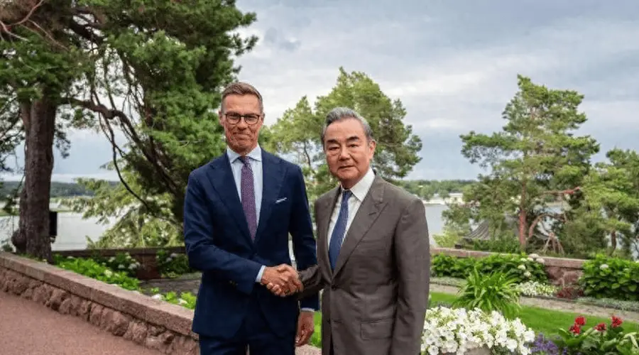 王毅外长到访,芬兰总统全然忘了自己的强硬表态,脸上充满激动