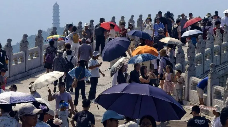 北京颐和园游客如织 迎来暑期旅游热潮