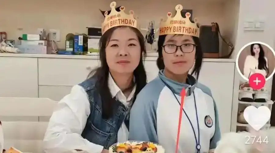 “妈妈只顾自己精致,却让14岁女儿邋遢出镜?”生日合照曝光后,网友争议:青春期女孩的体面谁来守护,精致妈和忽略娃哪个更伤人?