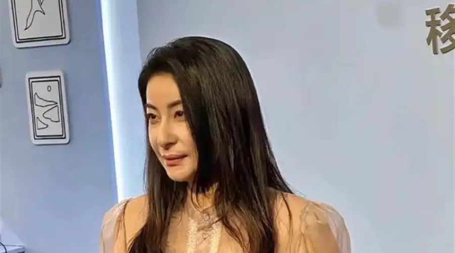 44岁郭晶晶穿300块新中式白衬衫压C位:比欧阳夏丹还耐看的,从来不是牌子