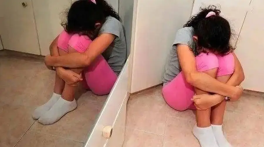 8岁女儿夹腿被母亲骂不要脸,娃为啥会夹腿,父母要先清楚