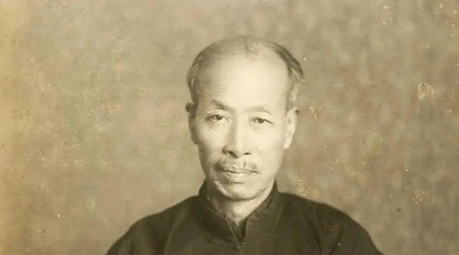 他是臭名昭著的汉奸,挥笔4个大字流传百年,如今大街上随处可见