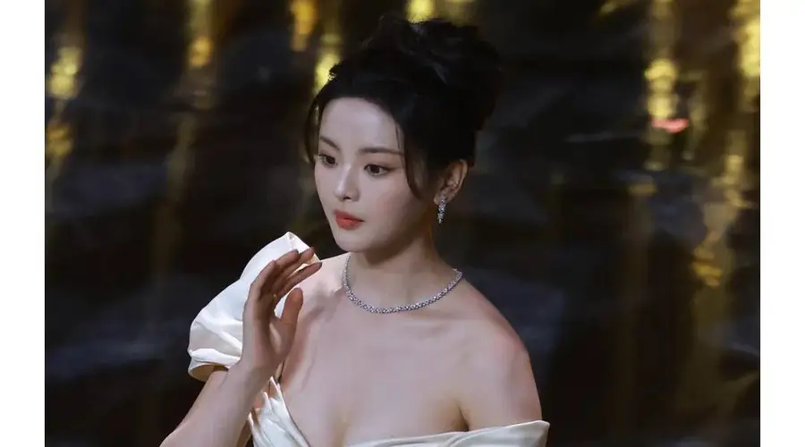 杨超越晒出盛夏甜美写真,将甜度又上升好几度,轻熟又迷人