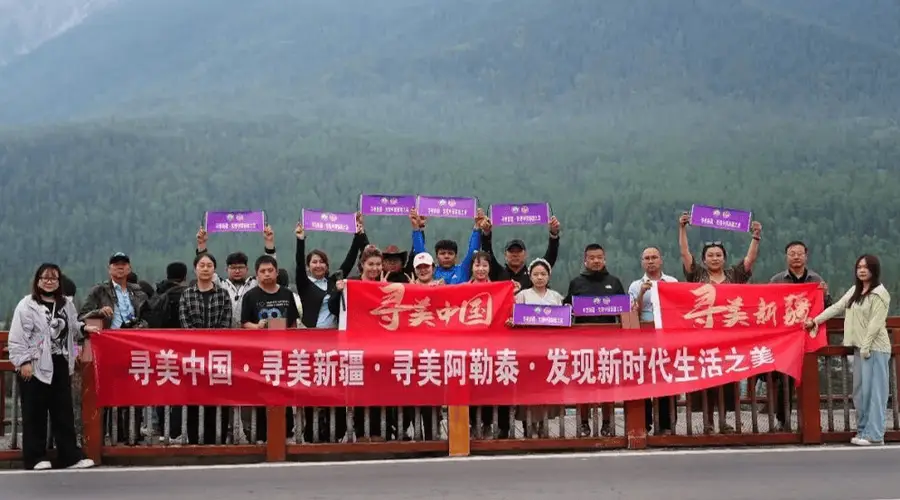 烟雨喀纳斯:阿勒泰“寻美石榴红”采风收官,探秘边境人文底蕴