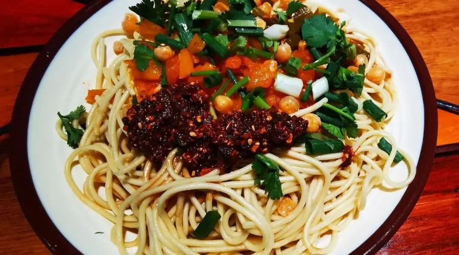 文食肆速食热干面:舌尖上的武汉乡愁与烟火