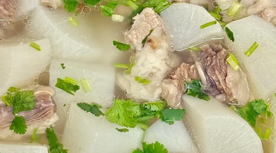 家常清汤牛腩靠清水与精少佐料出鲜,熬制守时剔腥方得琥珀汤色
