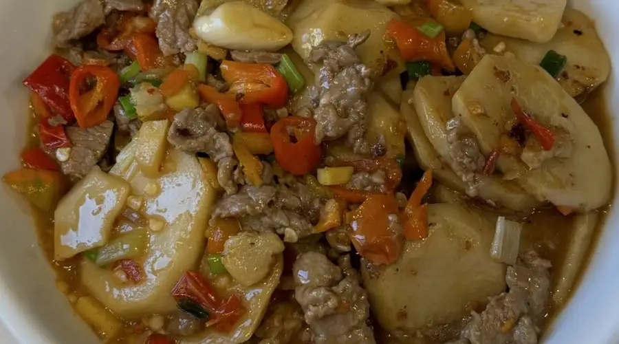 哇,家常芋头焖牛肉也太绝了吧,为啥不知不觉就吃光两碗饭