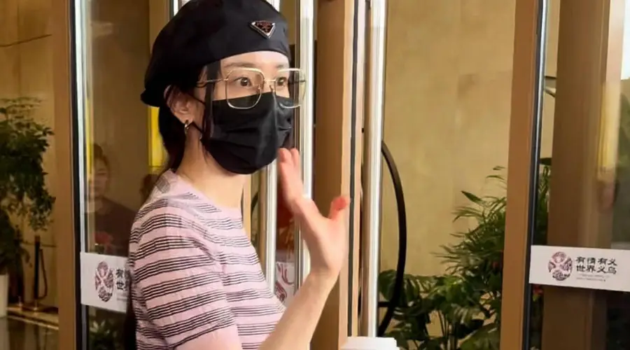 杨幂7月26日机场穿搭曝光 紧身短袖配短裤尽显夏日火辣身材