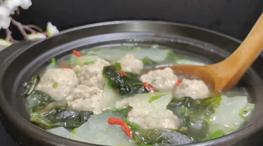 入伏消暑别瞎喝！冬瓜裙带菜肉丸汤这样煮 鲜爽开胃隔三差五就得整一锅