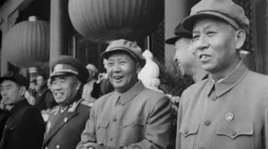 1955年刘少奇提议陈毅让元帅军衔给粟裕,陈毅如何回应?