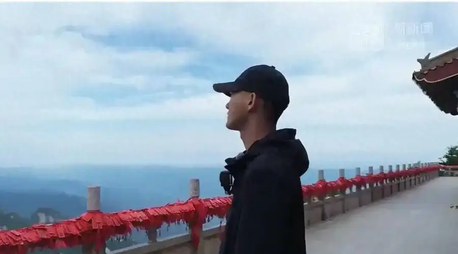 河南老君山001号云海观察员上岗首日遇大雾 坦言拍摄压力大